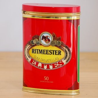 スウェーデンで見つけた古いブリキ缶（レッド）の商品写真