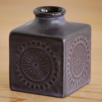 Upsala Ekeby/ウプサラエクビイ/キューブ型の花瓶（パープル）の商品写真
