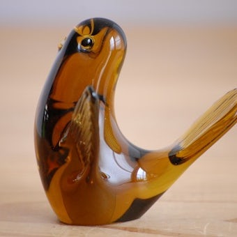 スウェーデンで見つけたガラスの小鳥オブジェ（ブラウン）の商品写真