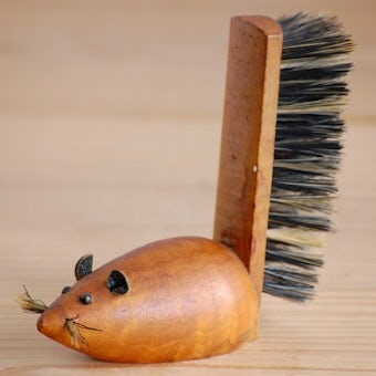 デンマークで見つけたチーク材のブラシ（ネズミ）の商品写真