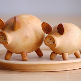 デンマークで見つけた木製ソルト＆ペッパー卓上セット（豚の親子）の商品写真