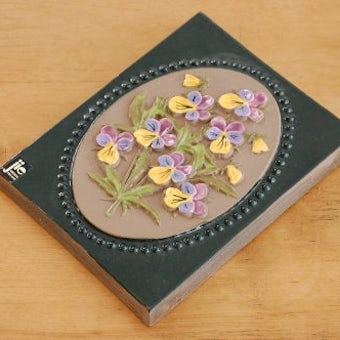 スウェーデン/JIE釜/陶板の壁掛け（黄色と紫色の小さなお花）の商品写真