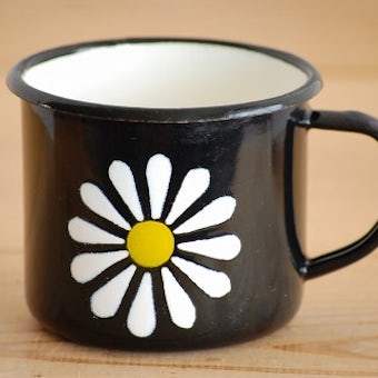 デンマークで見つけたホーロー製のカップ（ブラック、お花模様）の商品写真