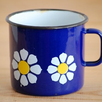 デンマークで見つけたホーロー製のカップ（ブルー、お花模様）の商品写真