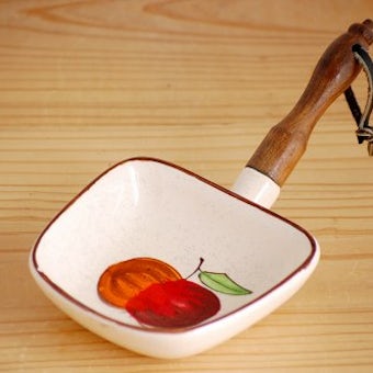 デンマークで見つけた木製ハンドル付き陶器のミニプレート（リンゴ）の商品写真