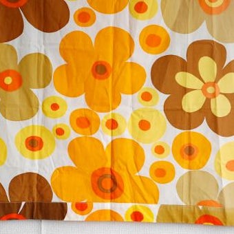 スウェーデンで見つけたオレンジ色のお花模様が可愛いカーテン（タペストリー）の商品写真