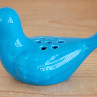 スウェーデンで見つけた陶器の小鳥のオブジェ（空色）の商品写真