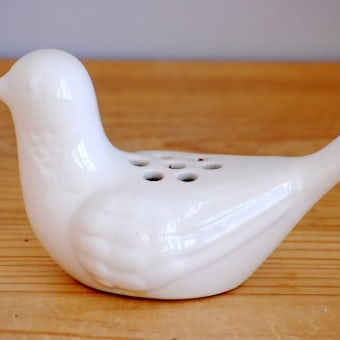 スウェーデンで見つけた陶器の小鳥のオブジェ（ホワイト）の商品写真