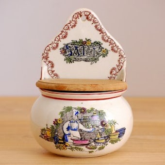 デンマーク製/古くて可愛い陶器の壁掛け用ソルトポット（賑やかなキッチン）の商品写真