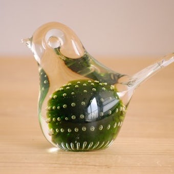 スウェーデンで見つけたガラスの小鳥オブジェ（グリーン）の商品写真