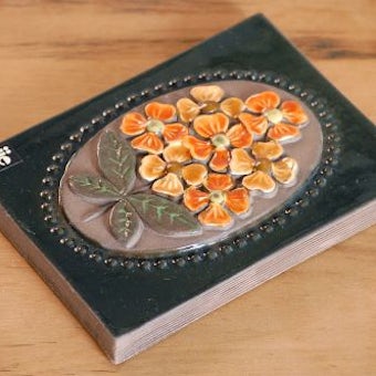 スウェーデン/JIE釜/陶板の壁掛け（オレンジ色のお花）の商品写真