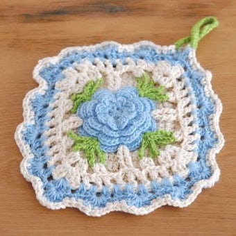 スウェーデンで見つけた手編みのポットマット（ブルーのお花）の商品写真