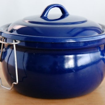 デンマークで見つけたホーロー製の揚げ物用両手鍋（ブルー）の商品写真