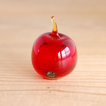 スウェーデンで見つけたガラスのリンゴのオブジェ（レッド）の商品写真