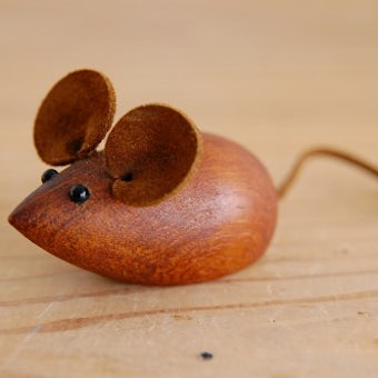 スウェーデンで見つけたチーク材のネズミのオブジェの商品写真