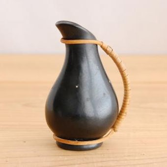 デンマークで見つけた籐の持ち手付きの小さな花瓶の商品写真