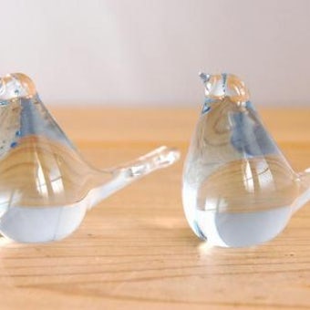 スウェーデンで見つけたガラスの小鳥オブジェ2個セット（薄いブルー）の商品写真