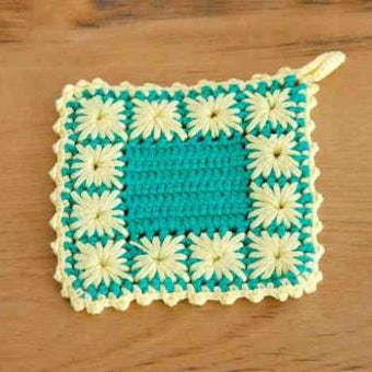 スウェーデンで見つけた手編みのポットマット（イエロー＆グリーン、スクエア）の商品写真