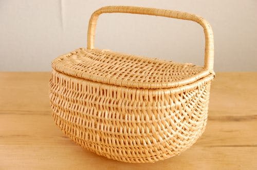 スウェーデンで見つけたハンドル付きバスケット 壁掛けバスケット 北欧 暮らしの道具店