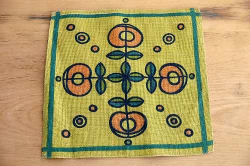 スウェーデンで見つけた植物模様のセンタークロス（からし色）の商品写真