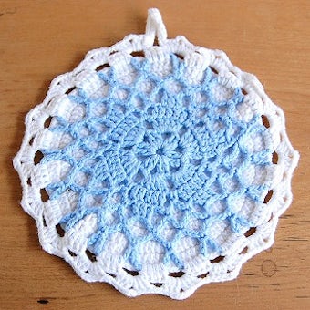 スウェーデンで見つけた手編みのポットマット（サックスブルー×ホワイト）の商品写真
