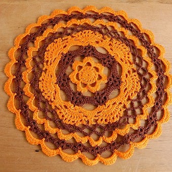 スウェーデンで見つけた手編みドイリー（オレンジ×ブラウン）の商品写真