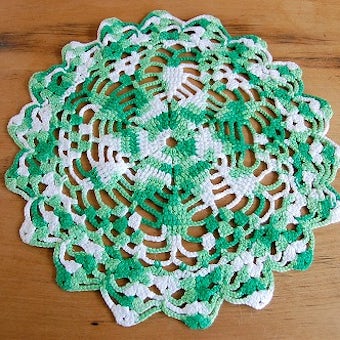 スウェーデンで見つけた手編みドイリー（グリーン×ホワイト）の商品写真