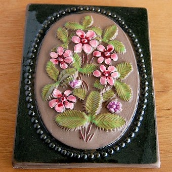 スウェーデン/JIE釜/陶板の壁掛け（小）（ピンク色の小花）の商品写真