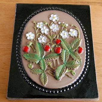 スウェーデン/JIE釜/陶板の壁掛け（大）（白いお花と赤い実）の商品写真