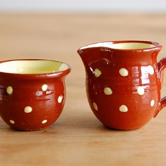 デンマークで見つけた小さなクリーマーとシュガーボウルのセット(ブラウン水玉)の商品写真