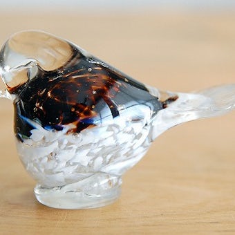 デンマークで見つけたガラスの小鳥オブジェ（ブラウン×ホワイト）の商品写真