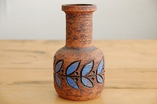 スウェーデンで見つけた陶器の花瓶（ブラウン・葉っぱ模様