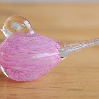 スウェーデンで見つけたガラスの小鳥オブジェ（ピンク）の商品写真