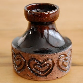 スウェーデン製/LAHOLM/陶器の花瓶（ハート模様）の商品写真