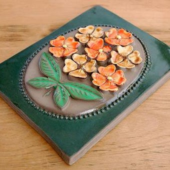 スウェーデン/JIE釜/陶板の壁掛け（大）（オレンジ色のお花）の商品写真
