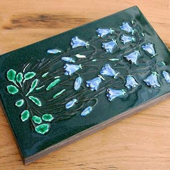 スウェーデン/JIE釜/陶板の壁掛け（縦長）（青いお花）の商品写真