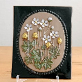 スウェーデン/JIE釜/陶板の壁掛け（白い花と黄色いつぼみ）の商品写真