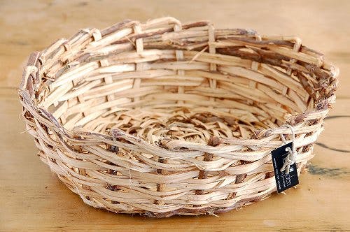 スウェーデンのネズの木の皮のカゴ