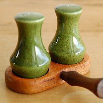 スウェーデンで見つけた木製ハンドルトレー付き調味料入れ2個セット（グリーン）の商品写真