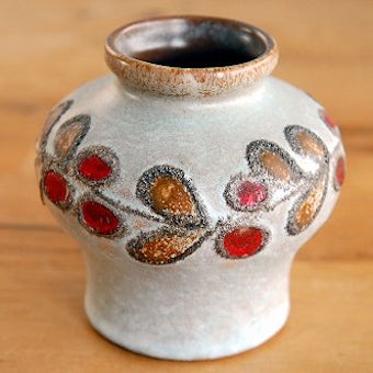 スウェーデンで見つけた陶器の花瓶（赤い実）の商品写真