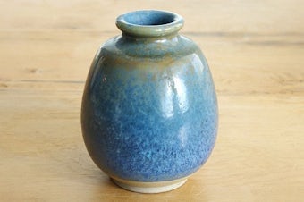 スウェーデンで見つけた陶器の花瓶（ブルー）の商品写真