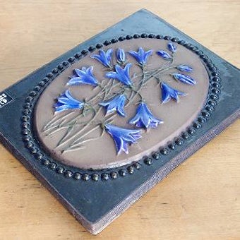 スウェーデン/JIE釜/陶板の壁掛け（紫色お花）の商品写真