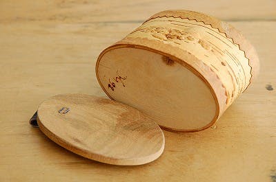 スウェーデンの工芸品/ハンドクラフトの白樺のキャニスター（小