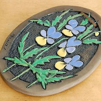 スウェーデンで見つけた陶板の壁掛け（紫色のお花）の商品写真