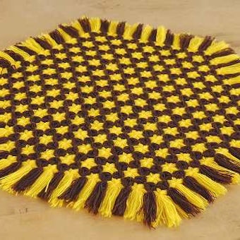 スウェーデンで見つけた毛糸で編まれたマット（ブラウン×イエロー）の商品写真