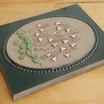スウェーデン/JIE釜/陶板の壁掛け（ピンク色のお花）（額縁風）の商品写真