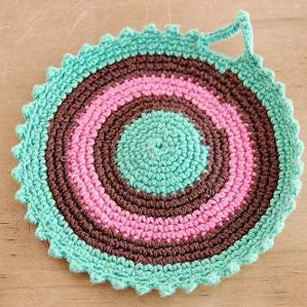 スウェーデンで見つけた手編みのポットマット（グリーン＆ピンク）の商品写真
