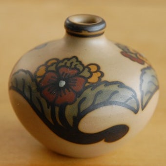 スウェーデンで見つけた小さな壷（ブラウン・お花模様）の商品写真