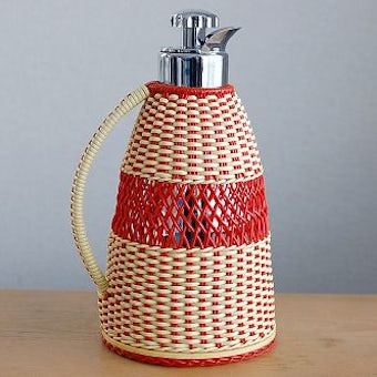 スウェーデンで見つけたビニールストロー素材を編んだカバー付きヴィンテージ魔法瓶（レッド）の商品写真