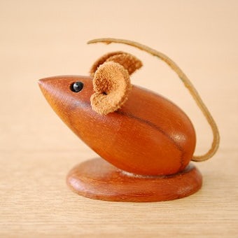 スウェーデンで見つけたチーク材のネズミのオブジェ（大）（台座付き）の商品写真